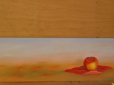 Jablko na czerwonym lisciu