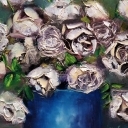 Białe róże w niebieski wazonie