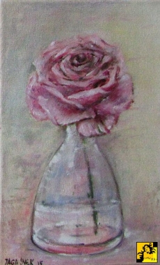 różowa róża w butelce