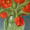 Czerwone tulipany w szklanym wazonie
